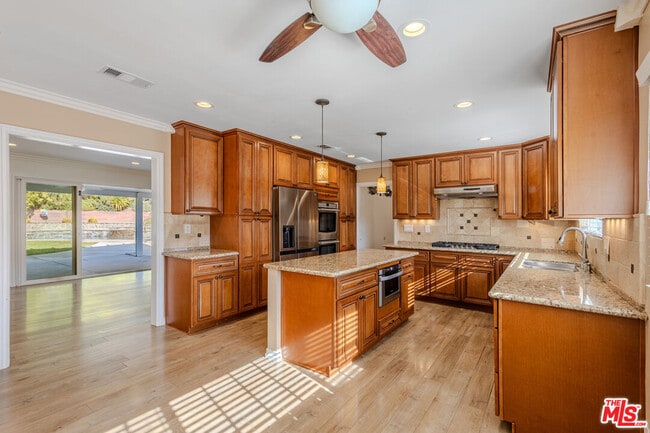 Building Photo - 1921 El Monte Dr