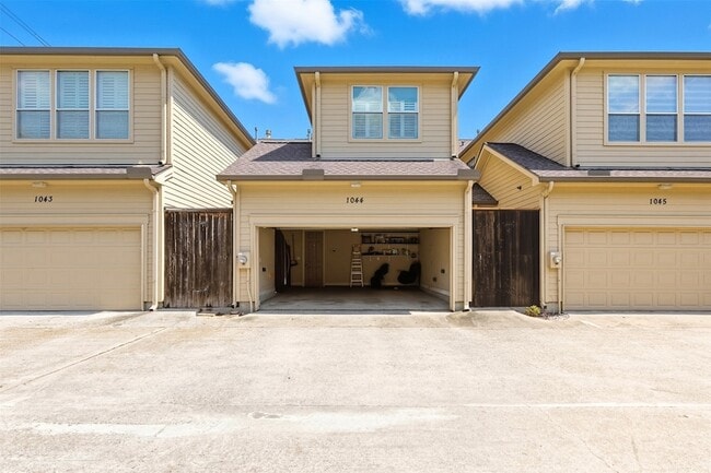 Building Photo - 1044 Memorial Village Dr