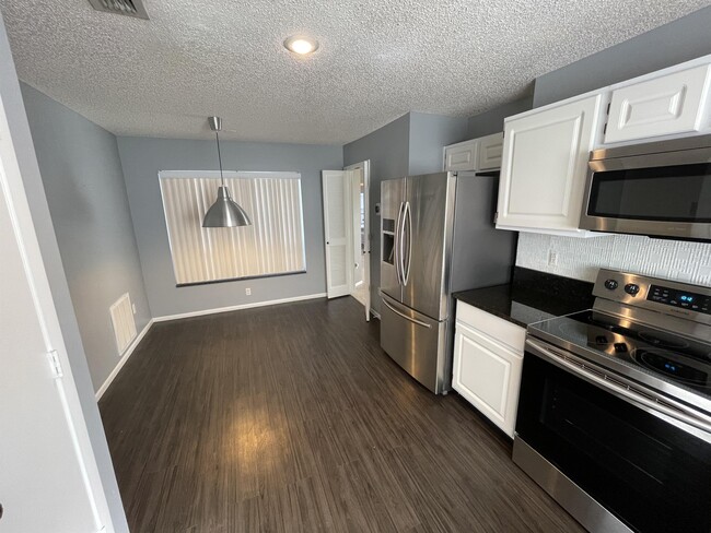 Building Photo - 3041 Bloomsbury Dr