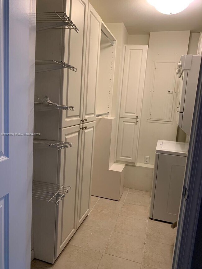 Building Photo - 10 Aragon Ave