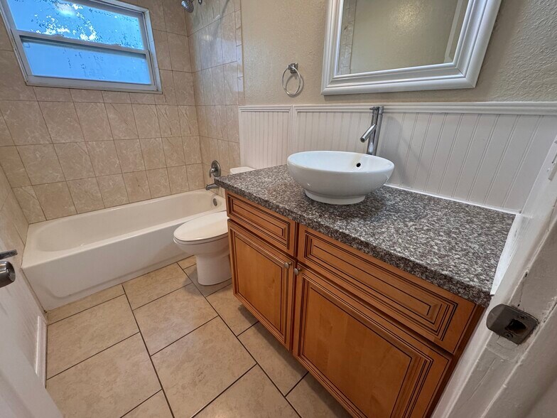 Building Photo - 1620 Marengo Dr