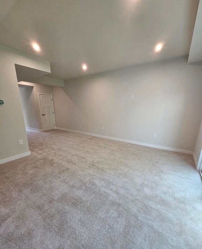 Building Photo - 303 Golan Cir