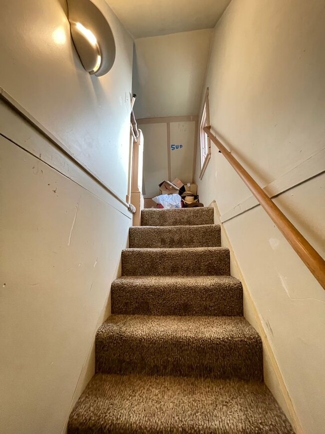 Building Photo - AVAILABLE JUNE 1st - 5 Bed, 2 Bath Home w/ Huge Enclosed Porch!