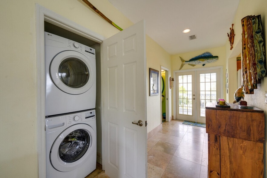 Building Photo - 31 Palm Dr