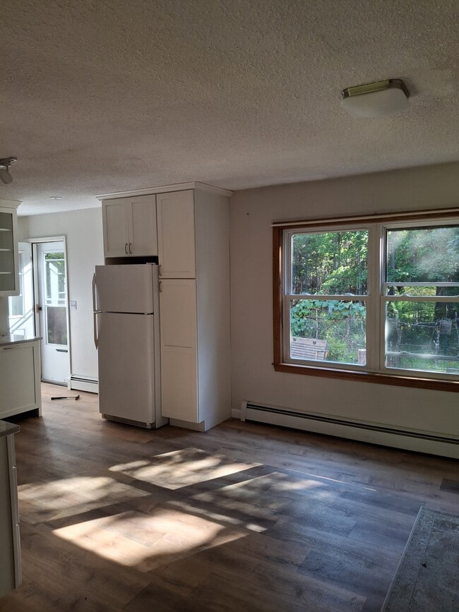 Building Photo - 39 Pine Grove Ave