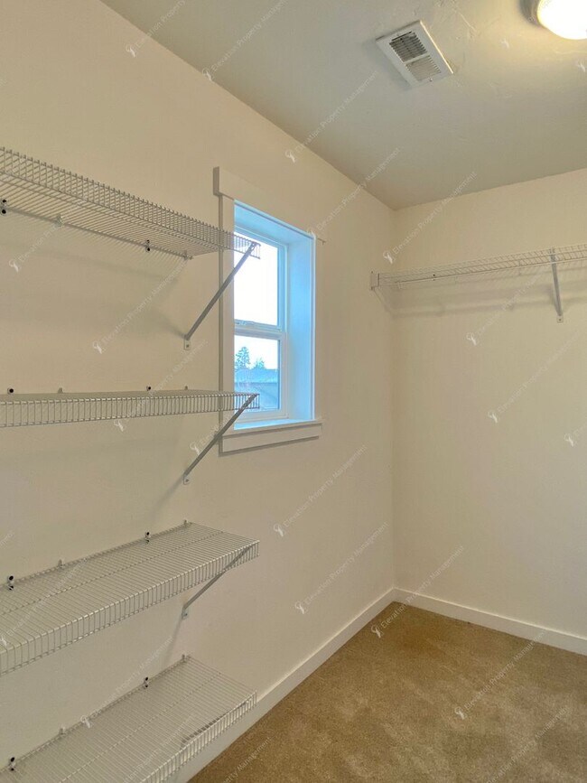 Building Photo - Bright Southeast Bend Home Near Canal Trai...