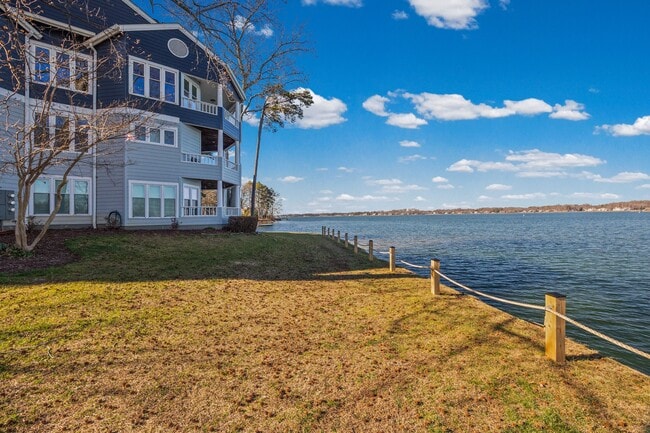 Building Photo - 372 Northwest Dr