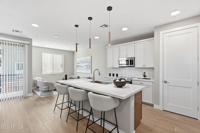 Building Photo - 850 N 8th Ave