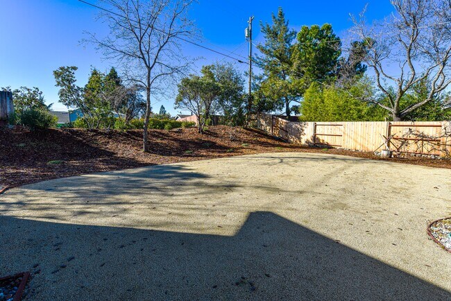 Building Photo - 2455 Knollwood Dr