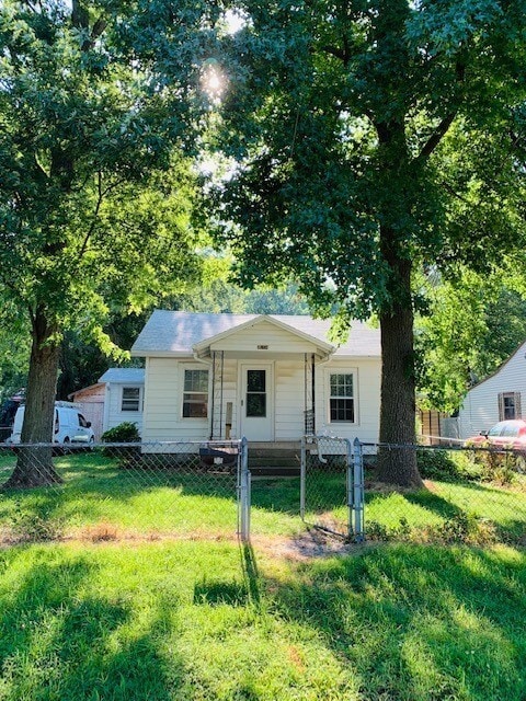 Building Photo - 2 BEDROOM 1 BATH HOUSE LARGE YARD AND GARAGE