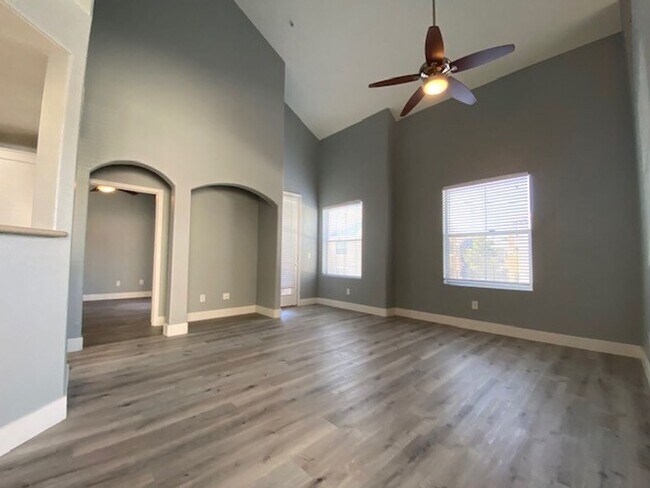 Building Photo - Gorgeous 3 level townhouse with a garage