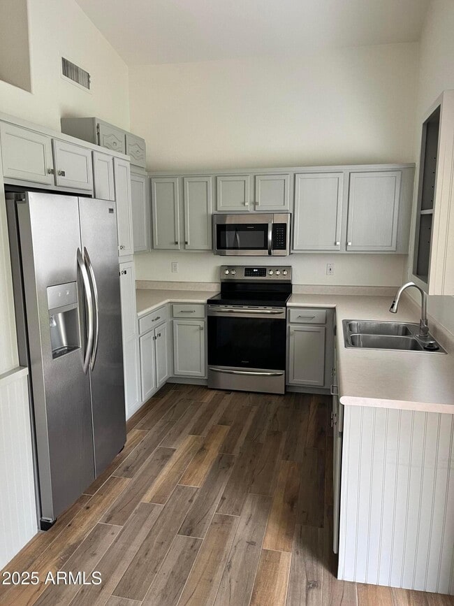 Building Photo - 2877 E Terrace Ave