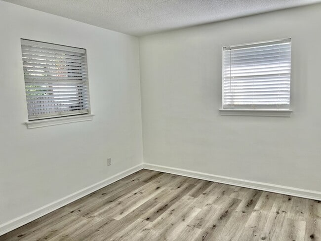 Building Photo - 303 Smith Dr NE