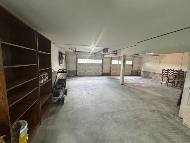 Building Photo - 3 bed 2 bath house with 2 car garage in great area!