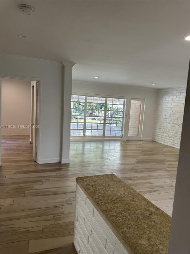 Building Photo - 60 Park Dr