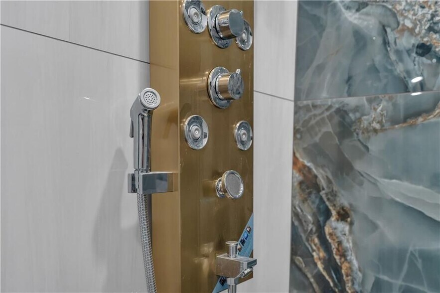 Building Photo - 458 High St