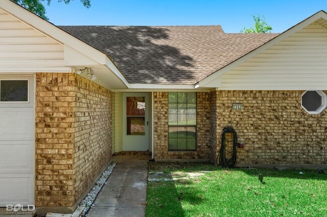 Building Photo - 2542 Spruce Dr