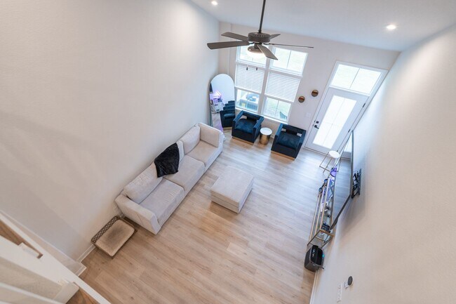 Building Photo - MOVE IN READY 3 Bedroom in Desirable Grass...