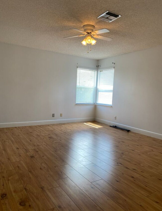 Building Photo - 10266 Serene Meadow Dr N