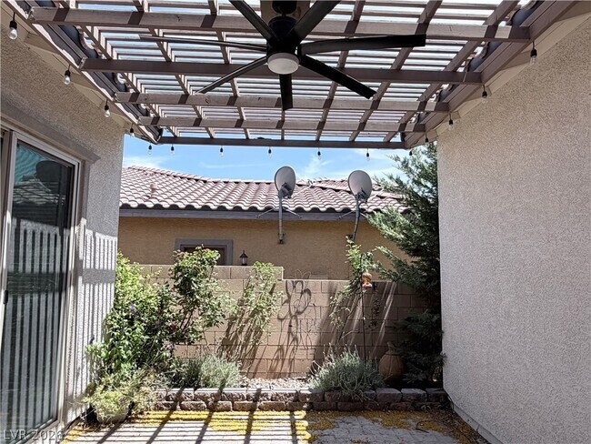 Building Photo - 9936 Wildhorse Cyn Ave