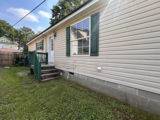 Building Photo - Spacious 4-Bedroom Home W/Sunroom & Large ...
