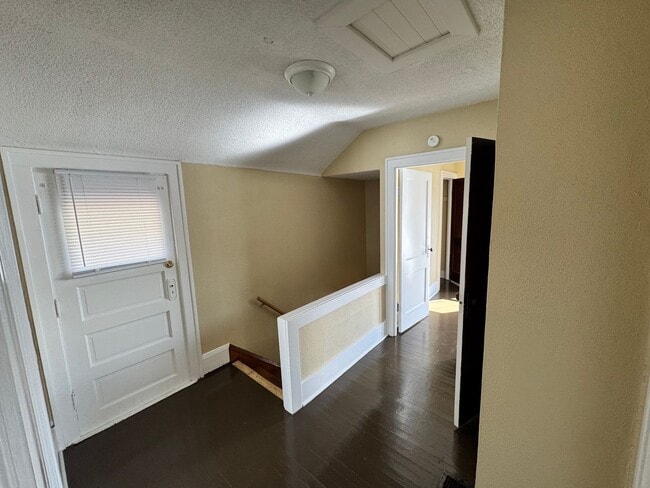 Building Photo - 3 Bedroom House