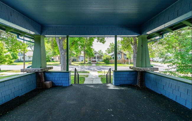 Building Photo - Large Beautiful Home