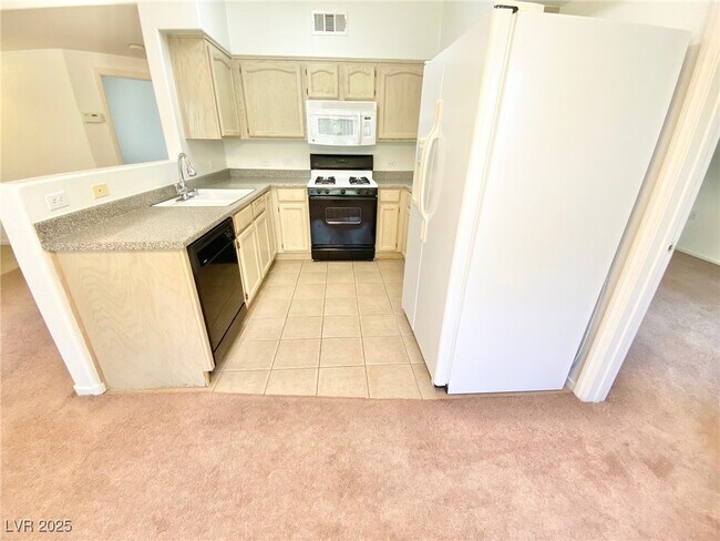Building Photo - 3400 Cabana Dr