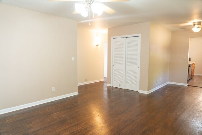 Building Photo - 114 Stratford Ct