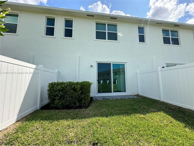 Building Photo - 402 SE Crossoak Ln