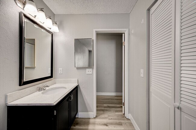Building Photo - 1305 Kari Lee Ct