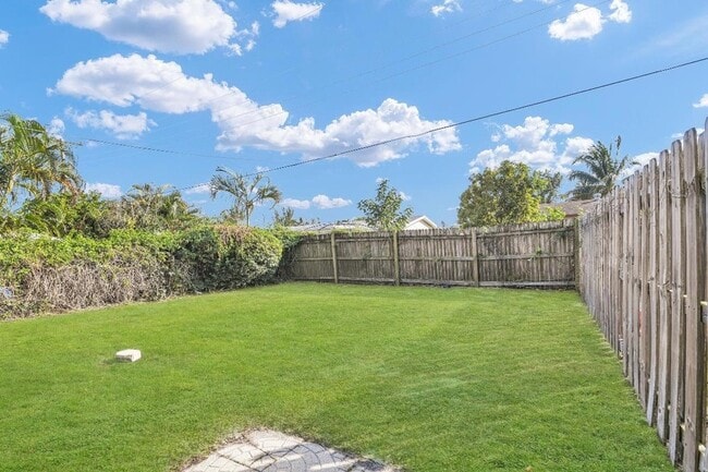 Building Photo - 184 SE 27th Way