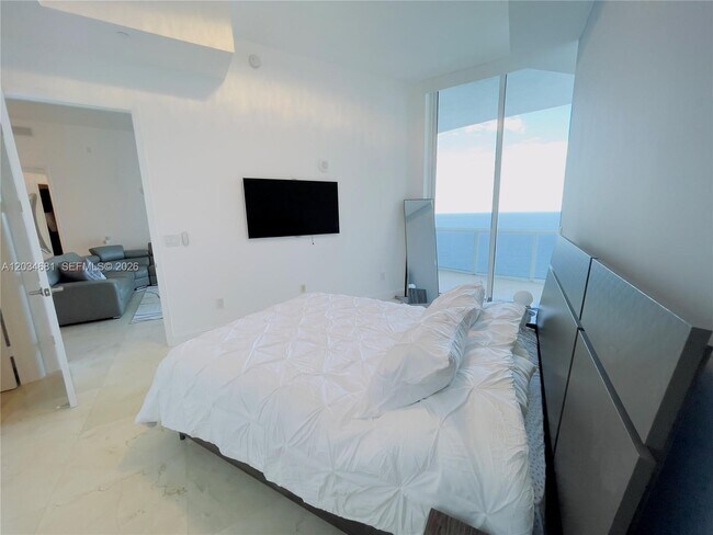 Building Photo - 16001 Collins Ave