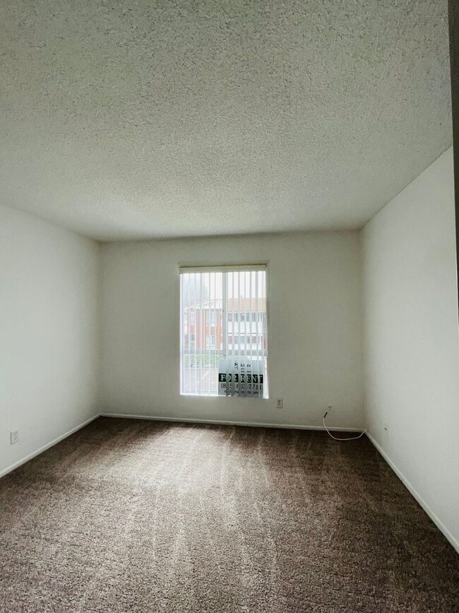 Building Photo - Spacious 2-bedroom 1-bathroom upstairs condo with Balcony/Garage