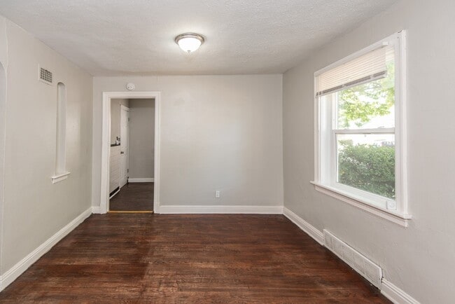 Building Photo - 320 Henquin Dr