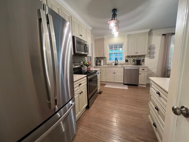 Building Photo - Beautifully Remodeled Colonial in James La...