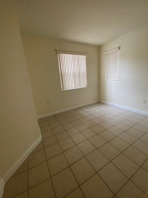 Building Photo - 1663 SE 27th Dr