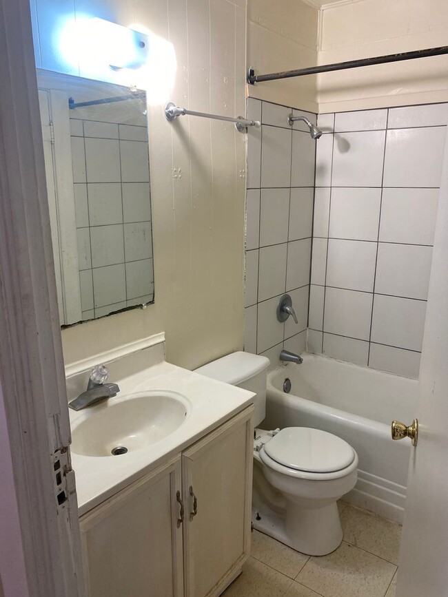 Building Photo - Great 1 Bedroom 1 Bathroom House close to ...