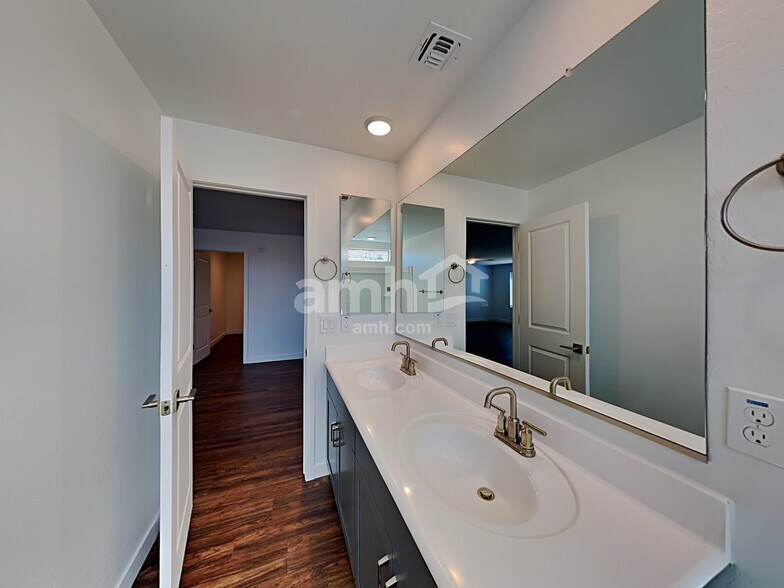 Building Photo - 4313 S 105th Dr