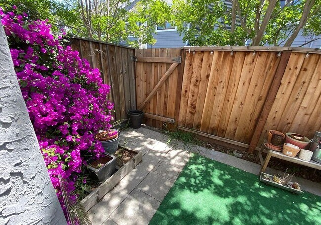 Building Photo - CAMPBELL - Spacious townhome with central ...