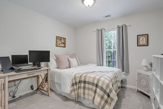 Building Photo - 3 bedroom 2.5 bath with bonus room in Lega...