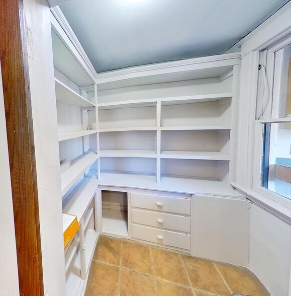 Building Photo - Charming Five Points home only blocks from downtown