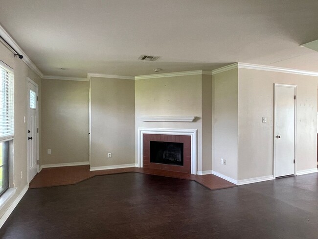 Building Photo - Townhome in Gated Community