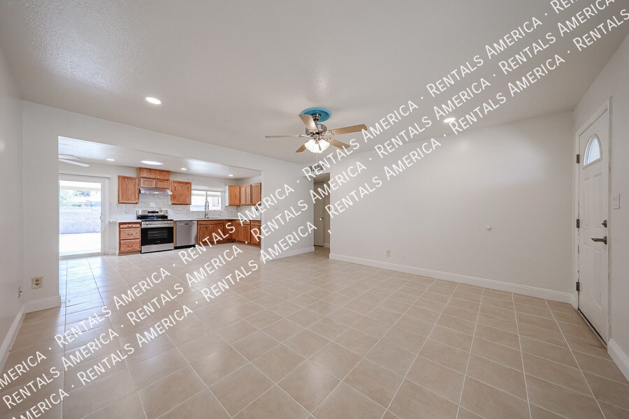 Building Photo - 935 E Wesleyan Dr