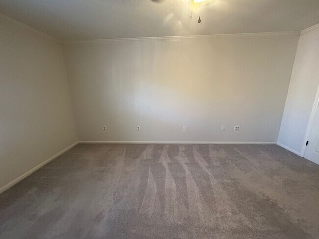 Building Photo - 5516 Lakeshore Dr