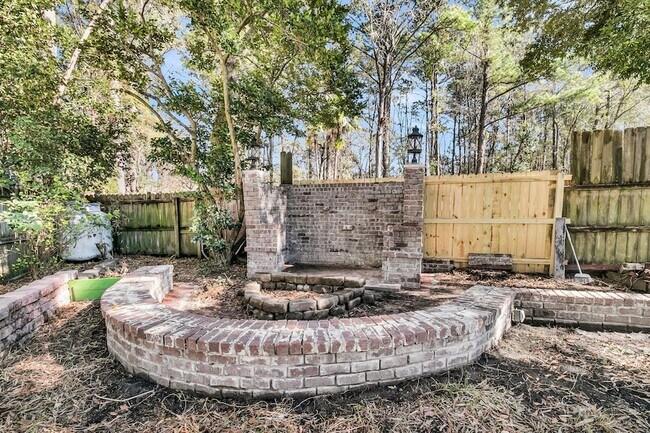 Building Photo - 121 Sully St