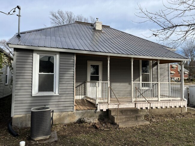 Building Photo - 2 Bedroom House For Rent