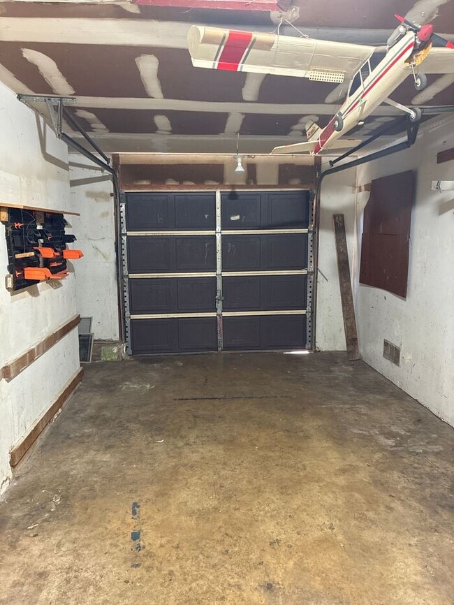 Building Photo - Beautiful 4BR 2BA Home w/ Fenced Yard + Garage Parking in Converse