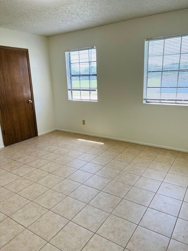 Building Photo - 5919 Bedford Dr