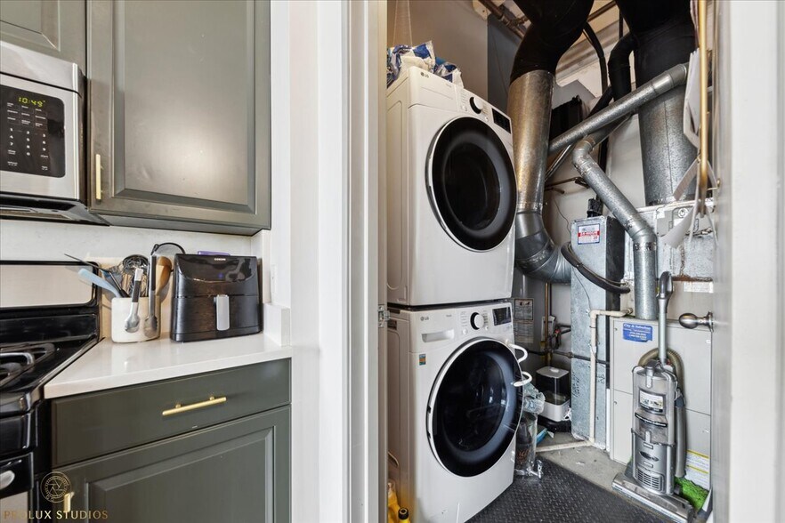 Building Photo - 1720 N Marshfield Ave